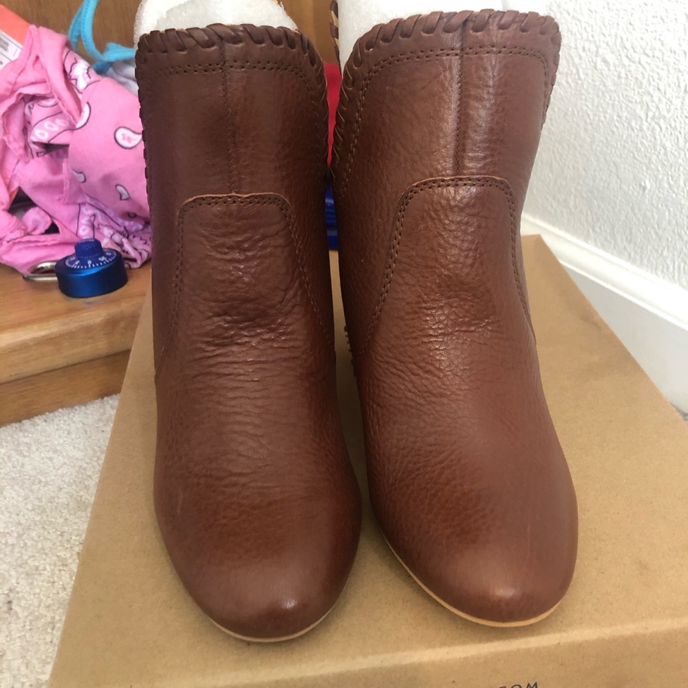 Women’s Brown 6 1/2 Lucky brand. Dead stock boots